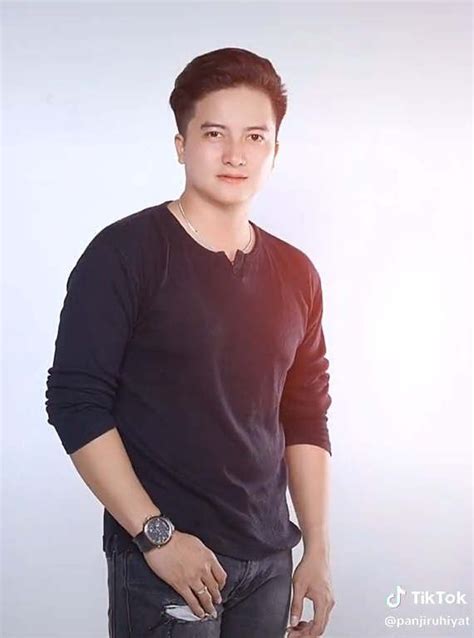 Rendon Labador : Net Worth, Age, Birthday, Wiki, Height  .